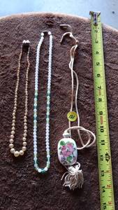 lot 121 image: Lot of 3 assorted necklaces