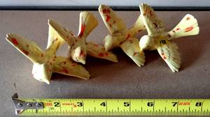 lot 138 image: SET OF 4 PORCELAIN FLYING BIRDS
