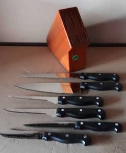 lot 143 image: 6 PIECE BUTCHER BLOCK AND KNIFE SET