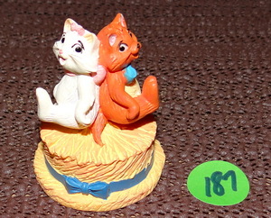 lot 187 image: Vintage LENOX DISNEY PORCELAIN THIMBLE The Aristocats LENNOX