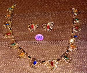 lot 193 image: BEAUTIFUL JEWELED NECKLACE AND MATCHING EARRINGS W GIFTBOX