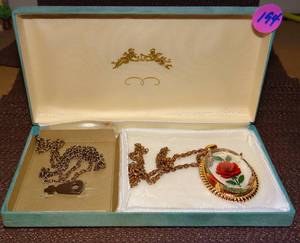 lot 194 image: VINTAGE NECK CHAINS AND PENDANTS AS SHOWN IN BOX