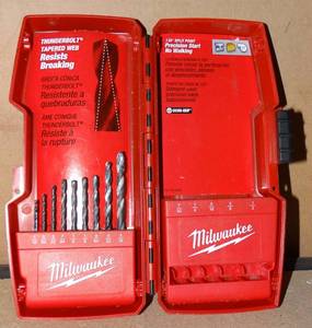 lot 211 image: MILWALKEE 9 PC PRECISION START DRILL BIT WITH HARD CASE