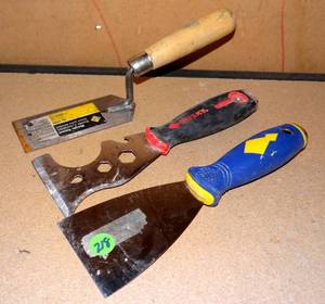 lot 218 image: ASSORTMENT OF PAINTER TOOLS AND TROWEL