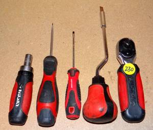 lot 230 image: ASSORTMENT OF RED HANDLED SCREWDRIVERS AND RACHET
