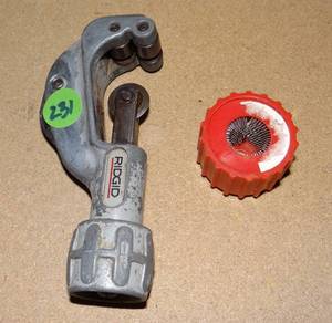 lot 231 image: PIPE CUTTER AND CLEANING TOOL