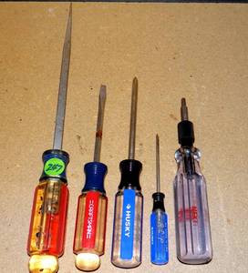 lot 247 image: ASSORTMENT OF GLASSPLASTIC HANDLED SCREWDRIVERS