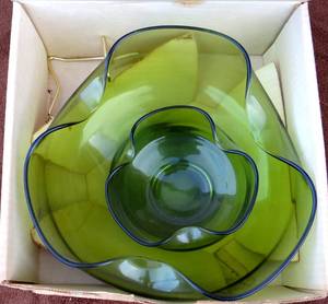 lot 250 image: VINTAGE 3 PIECE CHIP AND DIP SET IN ORIGINAL BOX - GREEN GLASS