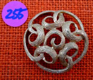 lot 255 image: VINTAGE ORNATE GOLD TONE PIN