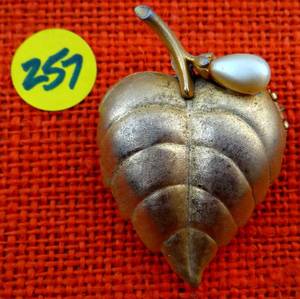 lot 257 image: VINTAGE GOLD FINISH LEAF WITH PEARL STEM BROACH PIN