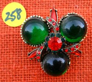 lot 258 image: VINATGE BROACH PIN IN CHRISTMAS COLORED STONES