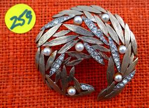 lot 259 image: VINTAGE GOLD TONED WITH GEMS BROACH PIN