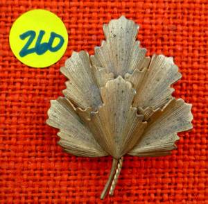 lot 260 image: VINTAGE BROACH PIN OF GOLD TONED LEAF