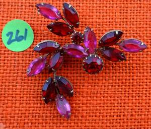 lot 261 image: VINTAGE GLASS COLORED GEMS BROACH PIN