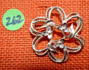 lot 262 image: VINTAGE GOLD TONE BROACH PIN