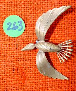 lot 263 image: VINTAGE UNIQUE LARGE GOLD TONE BIRD BROACH PIN