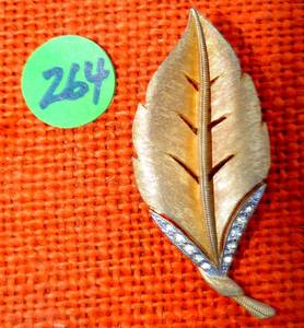 lot 264 image: VINTAGE GOLD TONE LEAF WITH DIAMOND LIKE STONES BROACH PIN