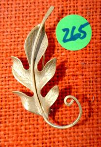 lot 265 image: VINTAGE GOLD TONE ORNATE LEAF BROACH PIN