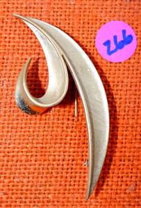 lot 266 image: VINTAGE GOLD TONE BROACH PIN