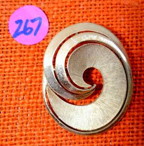 lot 267 image: VINTAGE GOLD TONE BROACH PIN