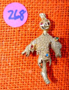 lot 268 image: VINTAGE HALLOWEEN SCARECROW BROACH PIN