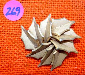 lot 269 image: VINTAGE GOLD TONE BROACH PIN