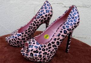lot 272 image: CUTE UN-SENSURED PINK LEOPARD PRINT HIGH HEELED SHOES - SIZE 8 12