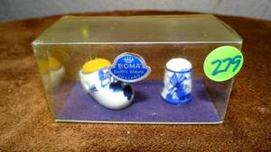 lot 279 image: ORIGINAL HOLLAND COLLECTIBLE - PORCELAIN WOOD SHOE PIN HOLDER AND THIMBEL