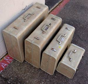 lot 288 image: VINTAGE 4 PC ROYAL TRAVELLER HARD SIDED LUGGAGE SET