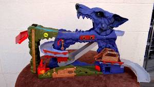 lot 290 image: Matchbox Wolf Mountain Giant Chomping Wolf Toy 2009 Mattel Playset Retired