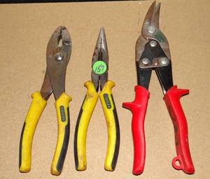 lot 157 image: ASSORTMENT OF STANLEY PLIERS AND WIZZ TIN SNIPS