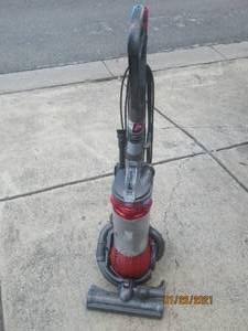 lot 3 image: DYSON 25 VACUUM