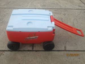 lot 6 image: RUBBERMAID GATORADE ICE CHEST&nbsp COOLER WAGON ON 4 WHEELS