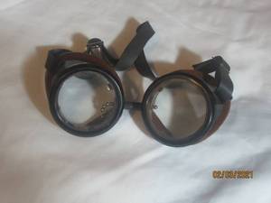 lot 153 image: VINTAGE WELSH PILOT GOOGLES&nbsp