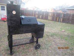 lot 154 image: HEAVY DUTY SMOKERGRILL ON WHEELS&nbsp