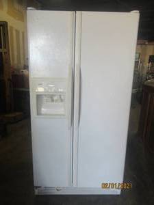 lot 87 image: KENMORE WHITE SIDE BY SIDE REFRIGERATOR WITH ICE&ampWATER DISPENSER&nbsp