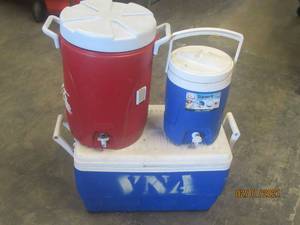 lot 100 image: TOTAL OF 3 COOLERS&nbsp- RUBBERMAID&nbsp-IGLOO