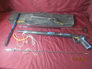 lot 31 image: MARES CYRANO 1.1 SPEAR GUN WITH CARRY BAG
