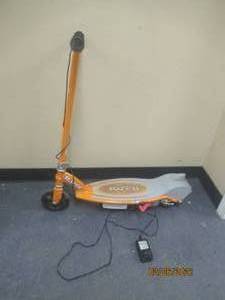 lot 208 image: RAZOR ELECTRIC SCOOTER ( ORANGE )