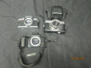 lot 216 image: 3 VINTAGE CAMERAS
