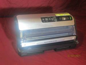 lot 236 image: FOOD SAVER BAG SEALER FM5200