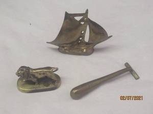 lot 246 image: TOTAL OF 3 VINTAGE SOLID BRASS PIECES&nbsp SAILBOAT, RAZOR AND LION