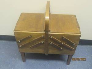 lot 250 image: VINTAGE STROMMEN BRUK HAMAR ACCORDIAN FOLDING NORWAY WOOD SEWING BOX WITH ACCESSORIES