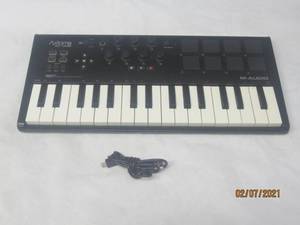 lot 274 image: AXIOM AIR32 MINI M-AUDIO AIR ADVANCED INSTRUMENT
