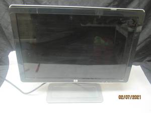 lot 296 image: HP COMPUTER MONITOR