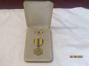 lot 304 image: AIRFORCE COMMENDATION MEDAL WITH PRESENTATION CASE