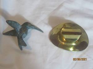 lot 305 image: TOTAL OF 2 SOLID BRASS PCS&nbsp&nbsp-COWBOY HAT&nbsp&nbsp- HUMMINGBIRD&nbsp