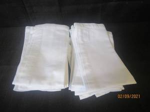 lot 355 image: TOTAL OF 12 POTTERY BARN WHITE CLOTH NAPKINS&nbsp 20X20