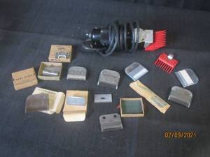 lot 358 image: OSTER PROGIENIC ELECTRIC CLIPPER MODEL 10 HEAVY DUTY WITH ASSORTED BLADES&nbsp