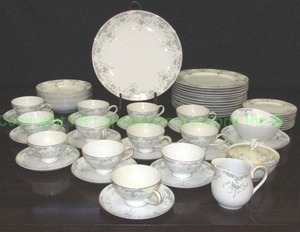 lot 140 image: Vintage W. Dalton Imperial chinaware serving set, 5303 Seville pattern,